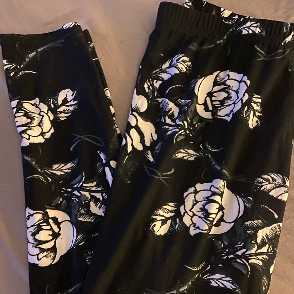 Rose pattern black and white leggings